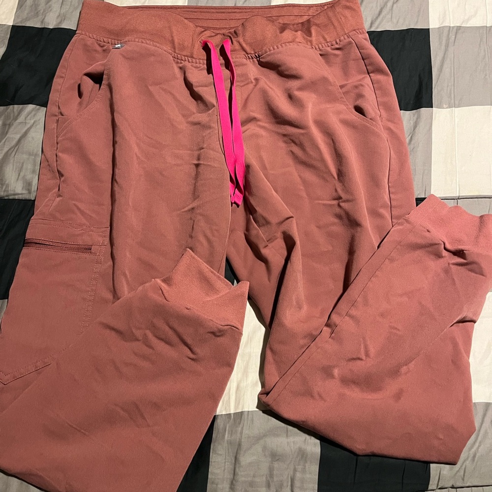 Figs scrubs Mauve. M/P